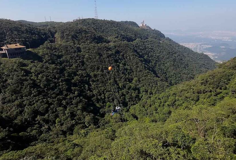 Voo na tirolesa é feito em meio à Mata Atlântica - Foto: Divulgação / Parque Caminhos do Mar