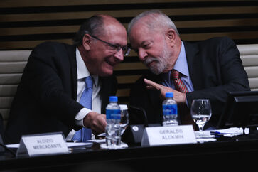 Vice-presidente Geraldo Alckmin ao lado do presidente Lula