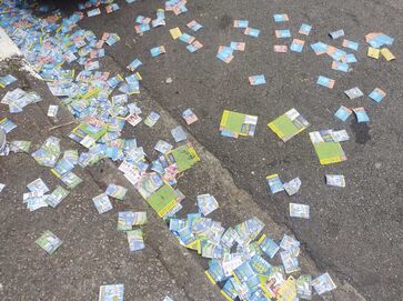 Santinhos jogados pelas ruas em frente a escola estadual no bairro Jardim Patente, na zona Sul de São Paulo