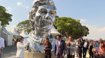 Prefeito Ricardo Nunes próximo à estátua em homenagem a Senna, em Interlagos