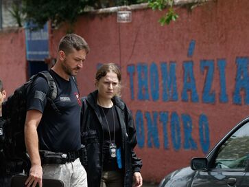 Peritos da Polícia Civil na Escola Estadual Thomazia Montoro, em Vila Sônia, após aluno atacar colegas e professoras à faca