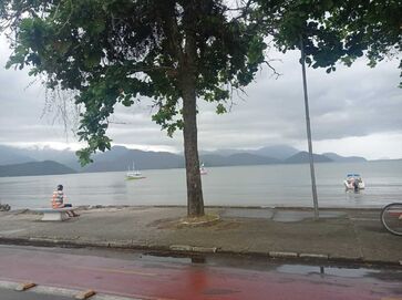 Praia de Itaguá, na região central de Ubatuba, segue imprópria para banho