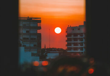 Vista do pôr do sol em meio urbano