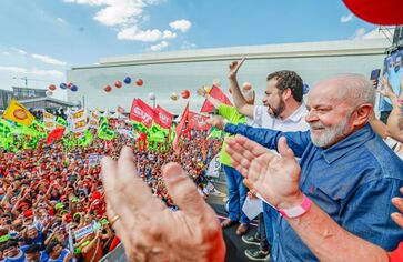 Lula e Boulos durante ato de 1&ordm; de Maio na Neo Química Arena, na zona leste de São Paulo