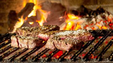Para acompanhar as carnes, o espaço conta com cervejas artesanais de diferentes estilos e sabores