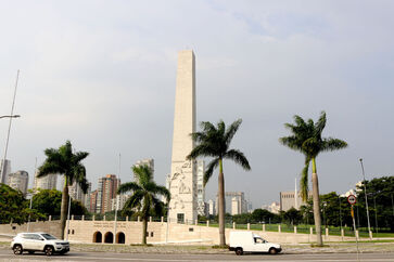 O Obelisco do Ibirapuera é um dos passeios que possibilitam saber mais sobre o feriado de 9 de julho