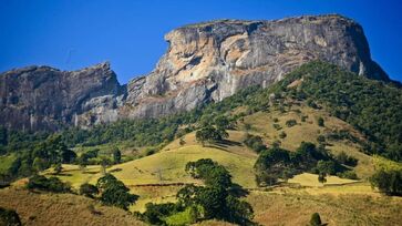 Complexo rochoso Pedra do Baú na Estância Climática São Bento do Sapucaí