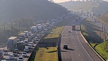 Lentidão ultrapassa uma hora em pontos diferentes