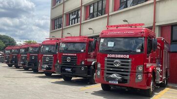 Bombeiros precisaram ajudar um dos motoristas a sair do carro, porque ele ficou com a perna presa