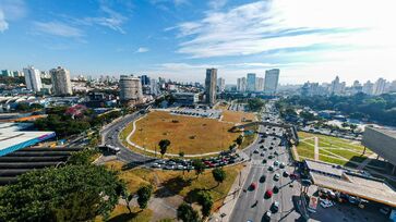 Esplanada do Paço Municipal, fica no centro e recebe shows e eventos de SBC