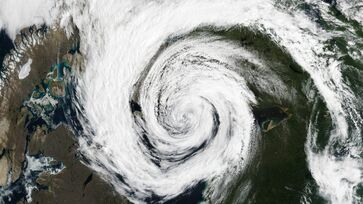 Combinação de calor pré-frontal, avanço de frente fria e circulação do ciclone cria condições para tempestades severas