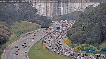 Rodovias têm lentidão com mais de uma hora de congestionamento 