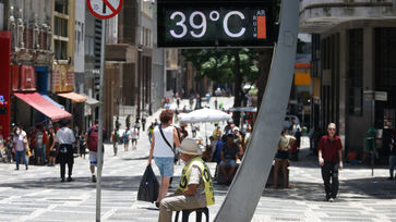 Termometro marcando 39 graus na região da Praça da Sé em São Paulo