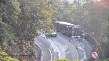 Carreta tombou na rodovia Anchieta altura do km 44 no sentido da Capital