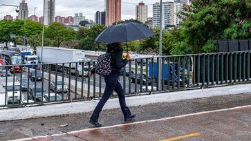 Chegada de frente fria ao litoral de São Paulo neste início de semana muda o tempo na capital paulista e provoca chuva moderada a forte durante a passagem