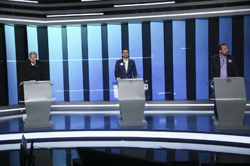 Candidatos durante debate na RecordTV, neste sábado