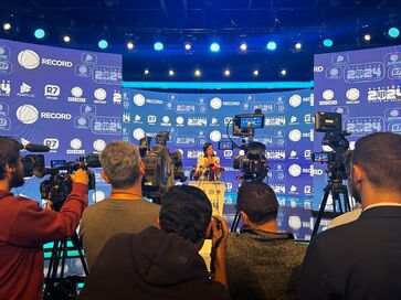 Candidata Tabata Amaral (PSB) na entrada do debate na TV Record