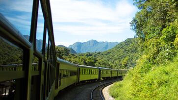 O passeio de trem Curitiba-Morretes começou a ser operado em 1997 pela Serra Verde Express