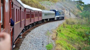 O passeio acontece a bordo de um trem do tipo Pullman, de 1950