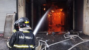 Corpo de Bombeiros trabalhou no combate às chamas, e, por volta das 13 horas, o incêndio foi controlado