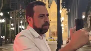 Boulos gravou na Praça da Sé na noite desta terça para, em suas palavras, 'procurar crianças brincando'