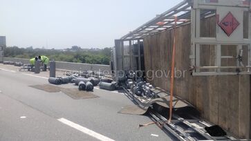 Caminhão tombou e carga ficou espalhada na pista