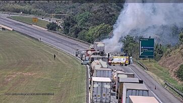 Rodovia precisou ser totalmente interditada para o controle das chamas