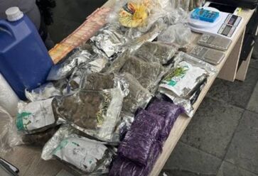 Polícia apreendeu 794 pinos de cocaína, 715 pedras de crack, 167 porções de maconha e uma máquina para selar embalagens, além de um simulacro de arma