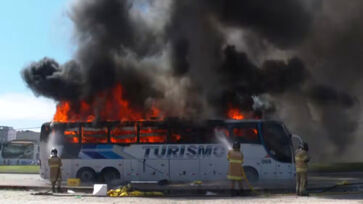 Em represália, moradores do entorno saquearam um dos ônibus de excursão dos torcedores e atearam fogo ao coletivo