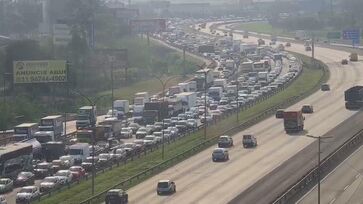 Rodovias que chegam a São Paulo apresentam grande lentidão nesta terça (8/10)