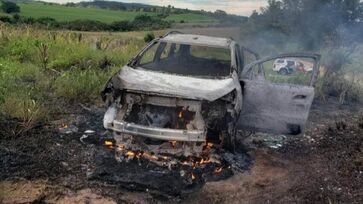 Carro de um dos mortos foi encontrado incendiado