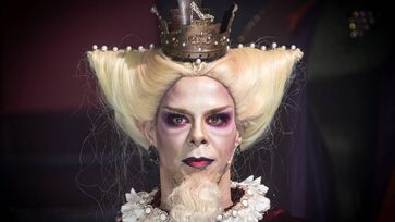 Espetáculo transforma elementos da dramaturgia shakespeariana clássica para a linguagem drag contemporânea