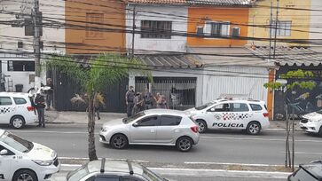 Ao chegar no local, os policiais se depararam com seis indivíduos, que ao verem os policiais tentaram fugir, porém foram perseguidos e presos