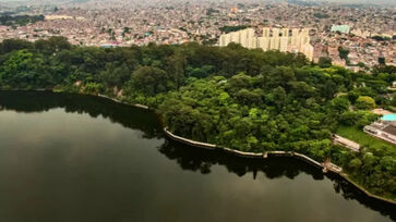 A Represa de Guarapiranga, cuja parte pertence a Palhereiros, um dos bairros mais arborizados de São Paulo