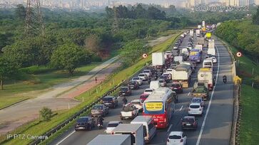 Trânsito nas rodovias chegam a mais de uma hora