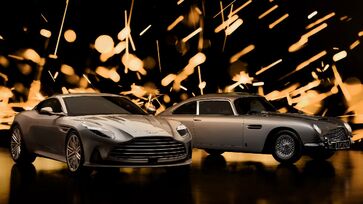 Aston Martin DB12 Goldfinger Edition em primeiro plano, com o DB5 que participou do filme "007 contra Goldfinger"