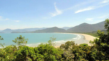 A Praia da Fazenda atravessa a ampla baía da tradicional vila de pescadores de Picinguaba