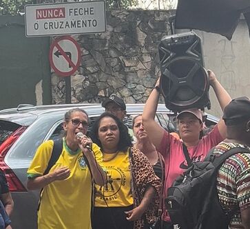 Manifestantes fizeram ato antes de almoço entre Nunes e Bolsonaro, em São Paulo