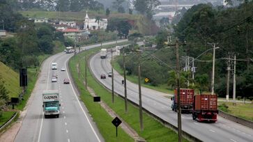 A BR-116, também chamada de Rodovia Presidente Dutra, é uma das mais importantes e extensas rodovias federais do Brasil, cuja história se estende desde as décadas de 1940 e 1950.