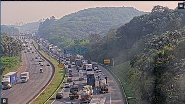 Rodovias acumulam uma hora de congestionamento na chegada a São Paulo