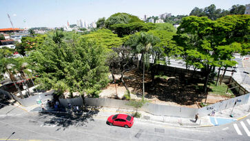 Obras da Praça Nicola Vivilechio, na Grande São Paulo, foram paralisadas no ano passado pela gestão do ex-prefeito Aprígio (Podemos)