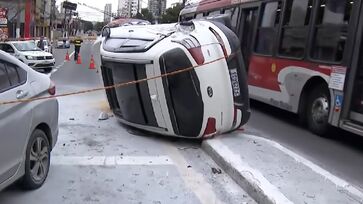 Devido ao acidente, a avenida precisou ser interditada no sentido bairro