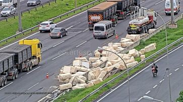 Caminhão tombou após colidir lateralmente com outra carreta