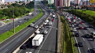 Trânsito lento para chegar a São Paulo