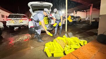 Carro e quase 700 quilos de cocaína foram apreendidos, nesta quarta-feira (6/11)