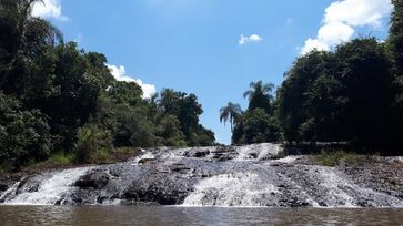 Atração emocionante para os corajosos em Brotas é a de deslizar sobre as pedras da Cachoeira do Escorregador