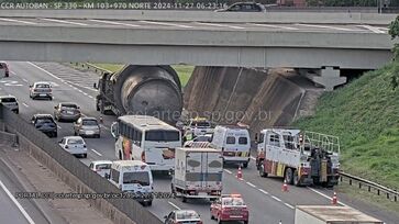 Carga bateu no viaduto e caiu na rodovia Anhanguera