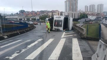 Acidente ocorreu por volta das 6h e parte da alça de acesso ao viaduto precisou ser bloqueada