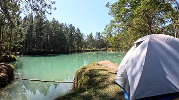 O lago esmeralda é a principal atração dos turistas que amam contemplar a natureza e acampar