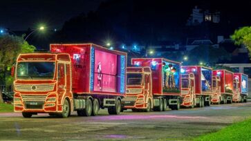 Caravana celebra o espírito natalino e encanta com suas luzes, cores e Papai Noel